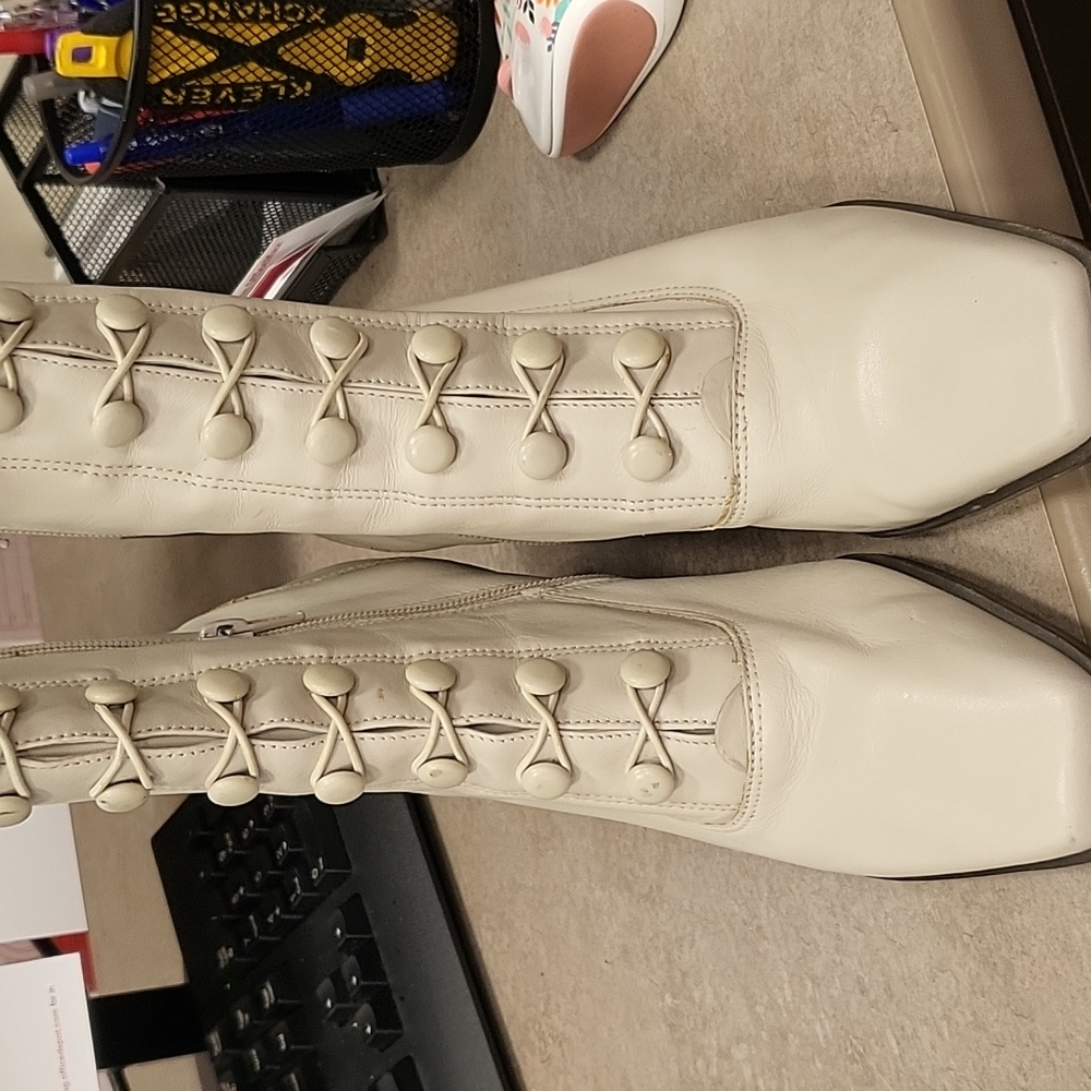 Vintage looking size 9.5 beige boots.